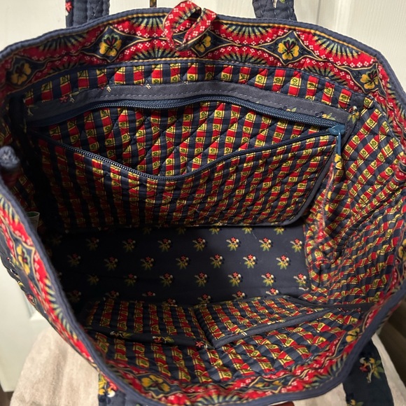 Vera Bradley Bag. 14X9 in. Good condition. 1 outside & 3 inside pockets - Picture 3 of 3